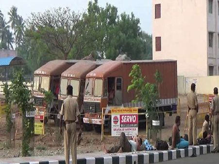 రూ. 570 కోట్ల మిస్టరీ: కంటైనర్ల వెనక 3 కార్లు, వెనక్కి తిప్పి చిక్కారు