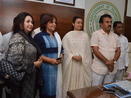 జూపల్లిని కలిసిన మహేశ్ సతీమణి నమ్రత: సిద్ధాపూర్ అభివృద్ధిపై చర్చ