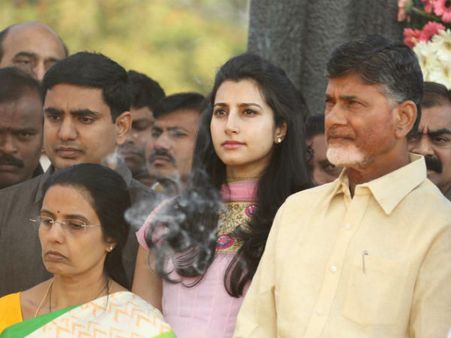 బాలకృష్ణ రమ్మన్నా నో: హైద్రాబాద్‌లోని హోటల్లో ఉంటున్న బాబు ఫ్యామిలీ