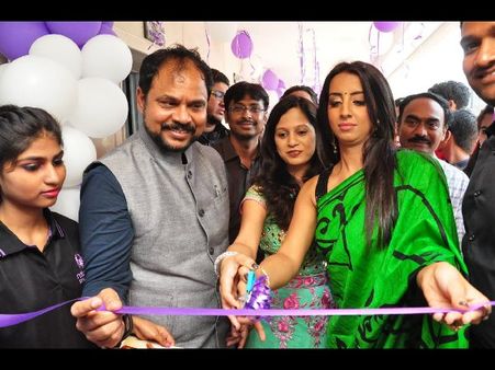 కావూరి హిల్స్‌లో నటి సంజన సందడి(పిక్చర్స్)