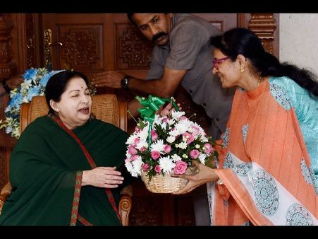 అమ్మ, దీదీ ఎవరికి వారే: ఒకరిలా, మరొకరు అలా...