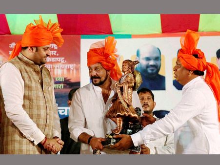 రాజకీయ రచ్చ: బిజెపి వైపు సంజయ్ దత్ చూపు!