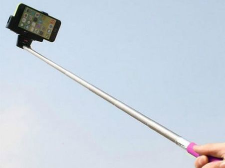 సెల్ఫీ దిగుతుండగా.. భార్యను కెనాల్ లోకి తోసి..