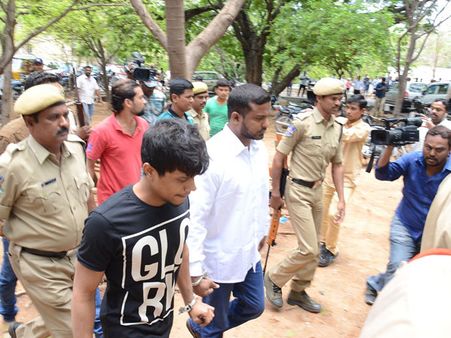 స్నేక్ గ్యాంగ్ గుర్తుందా, పాములతో బెదిరించి రేప్‌లు?: 7గురికి జీవిత ఖైదు (పిక్చర్స్)