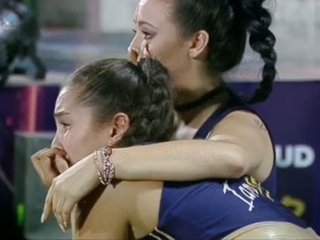 రెచ్చిన యువీ: ఏడ్చిన చీర్‌గర్ల్స్, ఓదార్చిన షారుక్ (ఫోటో)