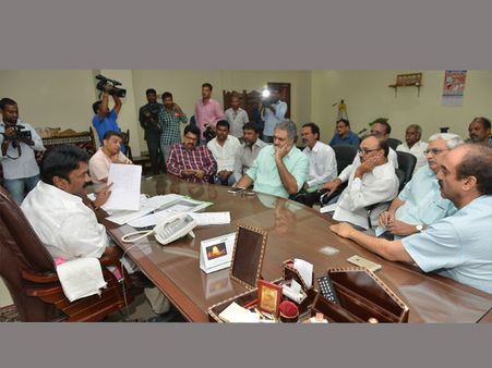 తెలంగాణ ప్రభుత్వంపై సురేష్ బాబు ఇలా: తలసానికి వేణు మాధవ్ ఫిర్యాదు