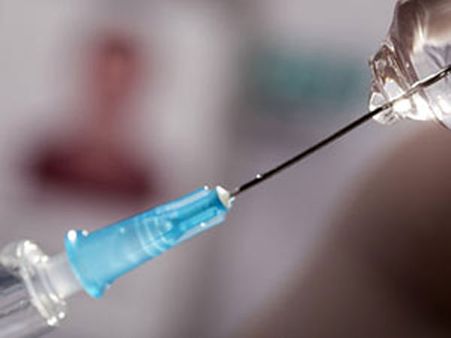 చావే శరణ్యం: సిరంజితో పొడుచుకుని గొంతు కోసుకున్న రోగి