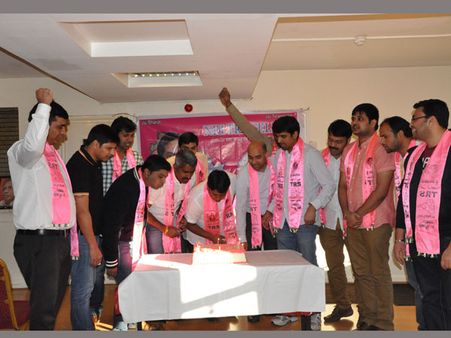 లండన్‌లో ఘనంగా టీఆర్ఎస్‌ ఆవిర్భావ వేడుకలు