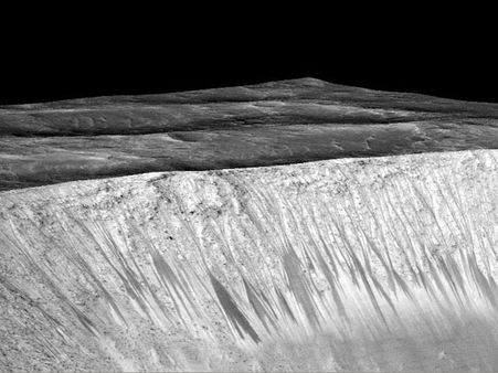 చలించిపోయే దృశ్యం : గుక్కెడు నీటికోసం..