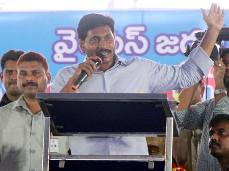 కెసిఆర్‌ని తిట్టిన జగన్, బాబువి జల్సాలని లక్ష్మీపార్వతి