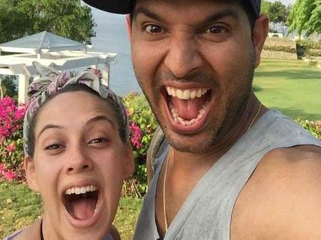 బస్సులో ప్రియురాలితో యువీ ఎంజాయ్ (వీడియో)