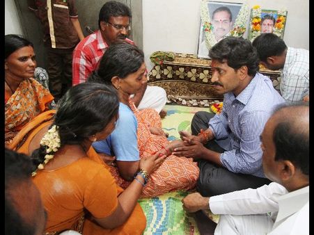 చంద్రబాబును చెప్పుతో కొట్టాలి: వైఎస్ జగన్ తీవ్ర వ్యాఖ్య