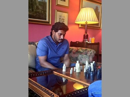 మొన్న గోల్ఫ్, నేడు చెస్: విదేశీ పర్యనటలో జగన్‌ కాలక్షేపం