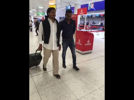 బ్యాగు లాక్కొస్తూ.. వైయస్ జగన్ సింప్లిసిటీ: 'పావు' కదిపారు (పిక్చర్స్)