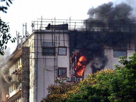 ఘోర అగ్నిప్రమాదం: చిన్నారులతో సహా 9మంది మృతి