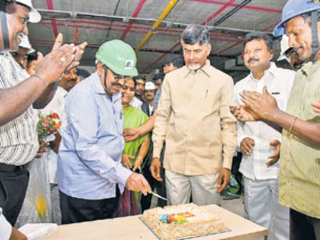 నారాయణ... నిజంగా కార్యదక్షుడే!: సీఎం సమక్షంలో సచివాలయ పనుల వద్దే కేక్ కట్ చేశాడు