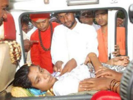 ‘108’లో ప్రియుడితో తాళి కట్టించికున్న యువతి!