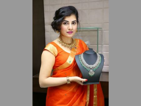 ఆభరణంతో అందం: మెరిసిన నటి అర్చన(పిక్చర్స)