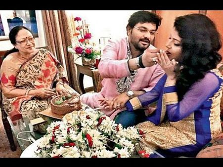 17 ఏళ్ల కుమార్తె: ఎయిర్ హోస్టెస్ ప్రేమలో కేంద్రమంత్రి