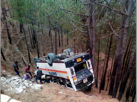 లోయలో పడిన బస్సు: 30మంది మృతి(పిక్చర్స్)