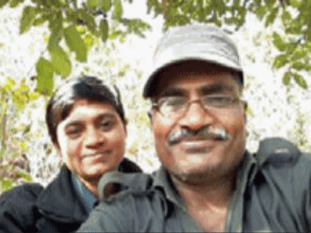 భార్యతో మోస్ట్ వాంటెడ్ మావోయిస్ట్ సెల్ఫీ, చిక్కుల్లో పడేసింది