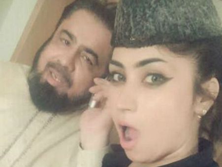 పాకిస్థాన్ మోడల్‌తో సెల్ఫీ: పదవి పోగొట్టుకున్న మతాధికారి