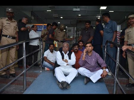 ఎత్తు కోసం ఆపరేషన్: ఇప్పుడెమో ఇన్‌ఫెక్షన్, 'కాళ్లు కోసిన డాక్టర్‌ని అరెస్ట్ చేయాలి'