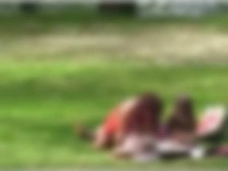 అమ్మాయి పక్కనే, పార్కులో బహిరంగంగా సెక్స్