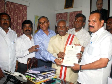 కేజ్రీవాల్ కావొద్దని కేసీఆర్‌కు హెచ్చరిక: కేంద్రమంత్రి సదానందకు షాకిచ్చారు