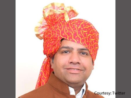 మహిళ పట్ల ఏఏపీ ఎమ్మెల్యే అసభ్యప్రవర్తన(వీడియో)