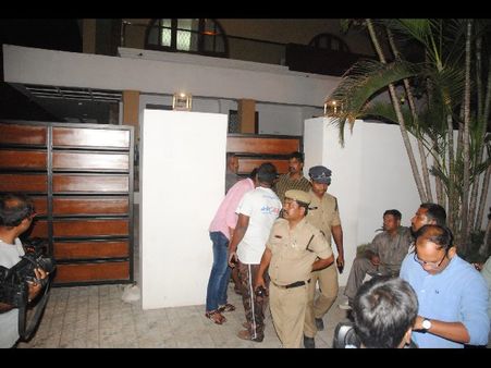 ప్రసాదం పెట్టి, రూ.1.33 కోట్లు కొట్టేసిన బాబా: రైస్ ఫుల్లింగే'లైఫ్‌స్టైల్' ఓనర్ కొంపముంచింది!