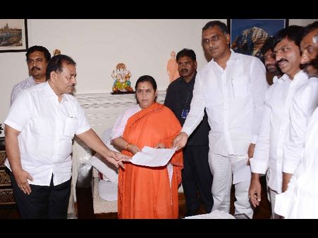 పరిధి దాటుతోంది, ఏపీ పక్షపాతమే: హరీశ్, సహించేది లేదని ఉమాభారతి(పిక్చర్స్)