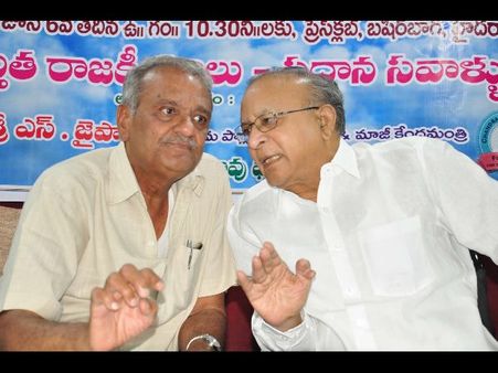 చండ్ర రాజేశ్వర రావును ఆంధ్రోడంటారా: కెసిఆర్‌పై నారాయణ