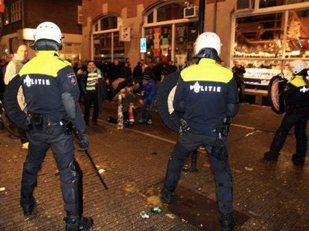 ఉరేసుకున్న మహిళను కాపాడాలనుకున్నారు.. ఊహించని షాక్ తో బిత్తరపోయారు