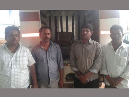 పేలుడు పదార్థాల అమ్మకం: నలుగురి అరెస్ట్(పిక్చర్స్)