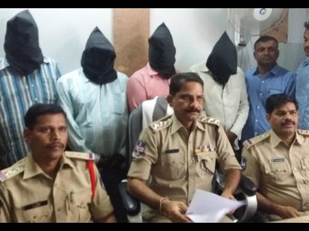 ప్రయాణికులే టార్గెట్: సెల్‌ఫోన్లు, పర్సులు క్షణాల్లో మాయం(పిక్చర్స్)