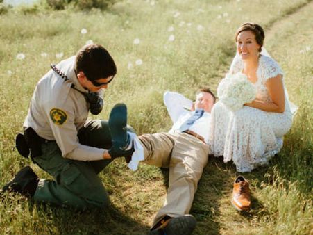 పెళ్లి ఫోటో షూట్: భార్యను ముద్దాడుతుంటే పాము కాటేసింది