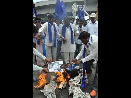 చేతగాక పార్టీని అమ్ముకున్నారు: చిరంజీవిపై మాల మహానాడు భగ్గు