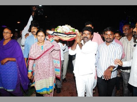 అశ్రు నయనాల మధ్య గూడ అంజయ్యకు కడపటి వీడ్కోలు