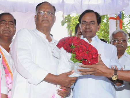 టీఆర్ఎస్‌లోకి ఎంపీ గుత్తా: కండువా కప్పుకోకపోతే పార్టీ మారినట్లు కాదా?