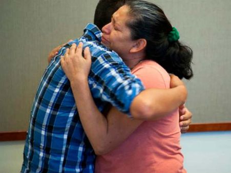 సినిమా కథలా..: 21 ఏళ్ల తర్వాత కలుసుకున్నారు