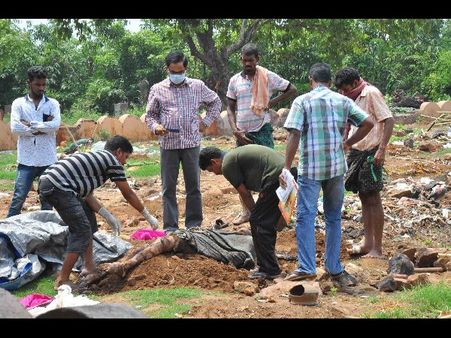 ఓ తండ్రి కన్నీటి గాథ: ఎట్టకేలకు మృతదేహాన్ని అప్పగించారు (ఫోటోలు)