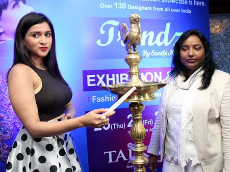 అందం చూపిన చోప్రా: నవ్విన సుమ(పిక్చర్స్)