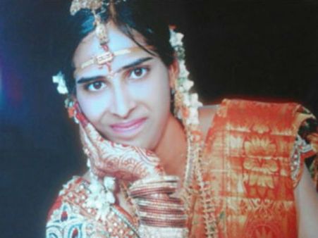 కాపురం చేయాలని భర్త హింసించాడు, పురుగుల మందు తాగించి చంపేశారు