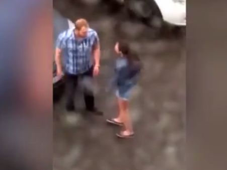 నడిరోడ్డుపై తన్నుకున్న ప్రేమజంట(వీడియో)