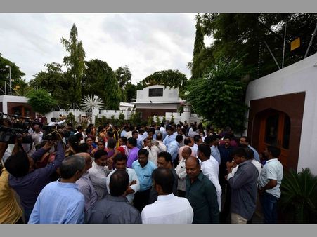 షాక్: టి జడ్జిల మూకుమ్మడి రిజైన్: గవర్నర్ వద్దకు నో, ఉద్రిక్తత