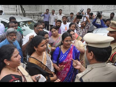 తెలంగాణలో రోడ్డెక్కిన జడ్జిలు: హైకోర్టు ఆగ్రహం, ఇద్దరు జడ్జిల సస్పెన్షన్