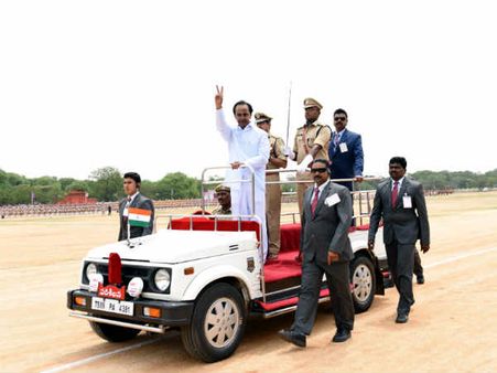 వెలిగిపోతున్నాం, ధనవంతులను చేస్తా: కెసిఆర్, బాబుకు హితవు(పిక్చర్స్)