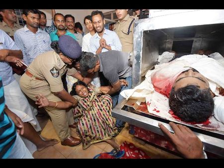 ఏఎస్పీ అనుమానాస్పద మృతి: మిన్నంటిన రోదనలు, సూసైడ్ లేఖలో ఏముంది?(పిక్చర్స్)