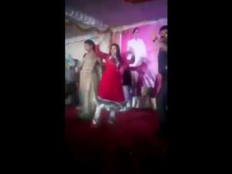 వైరల్: టిఆర్ఎస్ మీటింగ్‌లో మహిళా ఆఫీసర్ డ్యాన్స్ చేశారా? (వీడియో)